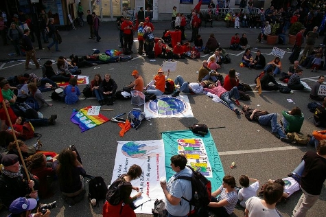 Symbole de la Paix réalisé avec les manifestants